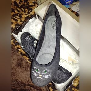 SZ 8W slip on shoes with kitty face on the toe